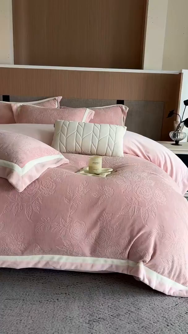 91家纺网 家纺一手货源 找家纺 瑞雪家居 2025新款亲肤舒适牛奶绒四件套-繁花系列 繁花-藕荷粉