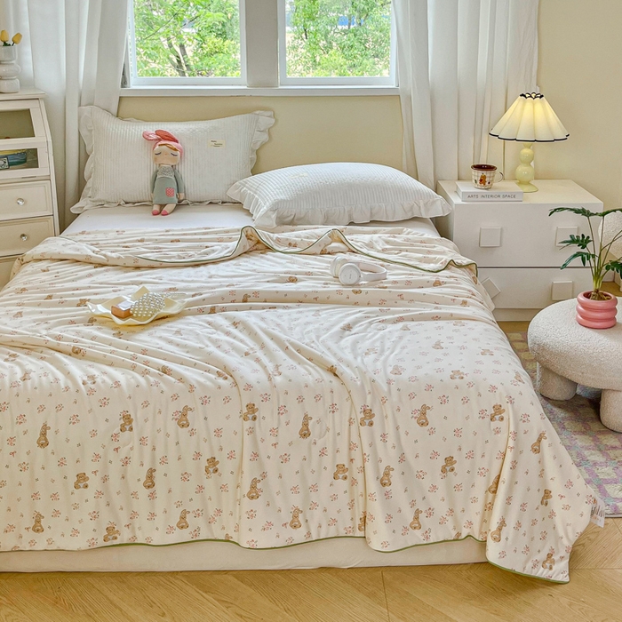 91家纺网 家纺一手货源 找家纺 小叮当家纺仓储工厂店 2025年新款A类母婴级宝宝被子豆豆绒牛奶针织棉被子儿童被子豆豆被大豆被春秋 牛奶针织被-熊兔恋记