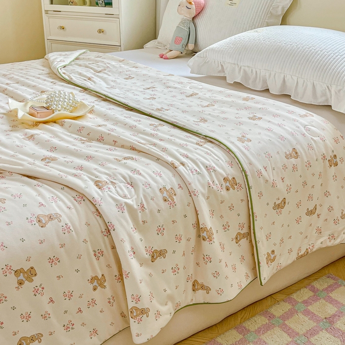 91家纺网 家纺一手货源 找家纺 小叮当家纺仓储工厂店 2025年新款A类母婴级宝宝被子豆豆绒牛奶针织棉被子儿童被子豆豆被大豆被春秋 牛奶针织被-熊兔恋记