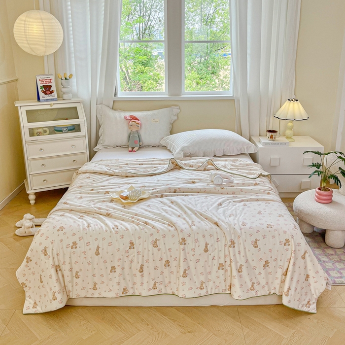 91家纺网 家纺一手货源 找家纺 小叮当家纺仓储工厂店 2025年新款A类母婴级宝宝被子豆豆绒牛奶针织棉被子儿童被子豆豆被大豆被春秋 牛奶针织被-熊兔恋记