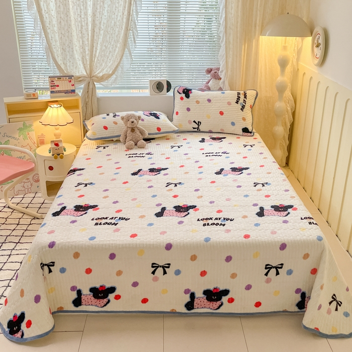 91家纺网 家纺一手货源 找家纺 云玲时尚 2025新款高克重牛奶绒印花夹棉床盖 波点小狗