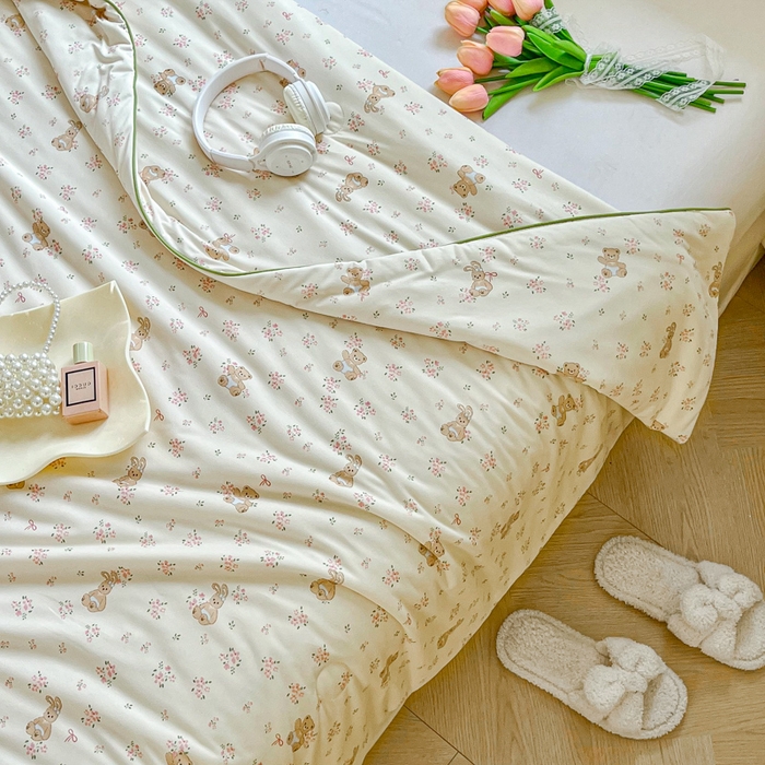 91家纺网 家纺一手货源 找家纺 小叮当家纺仓储工厂店 2025年新款A类母婴级宝宝被子豆豆绒牛奶针织棉被子儿童被子豆豆被大豆被春秋 牛奶针织被-熊兔恋记