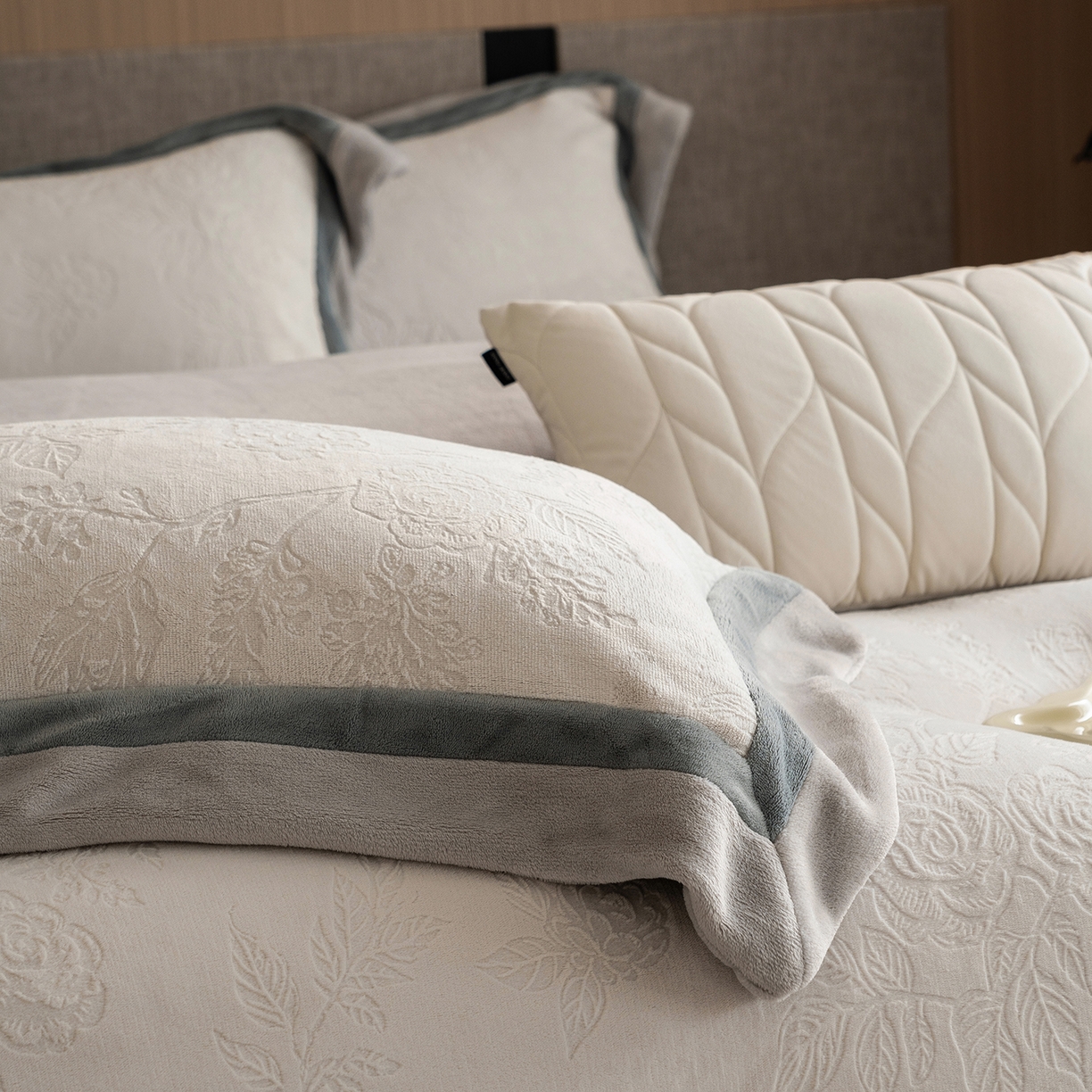 91家纺网 家纺一手货源 找家纺 瑞雪家居 2025新款亲肤舒适牛奶绒四件套-繁花系列 繁花-珍珠白