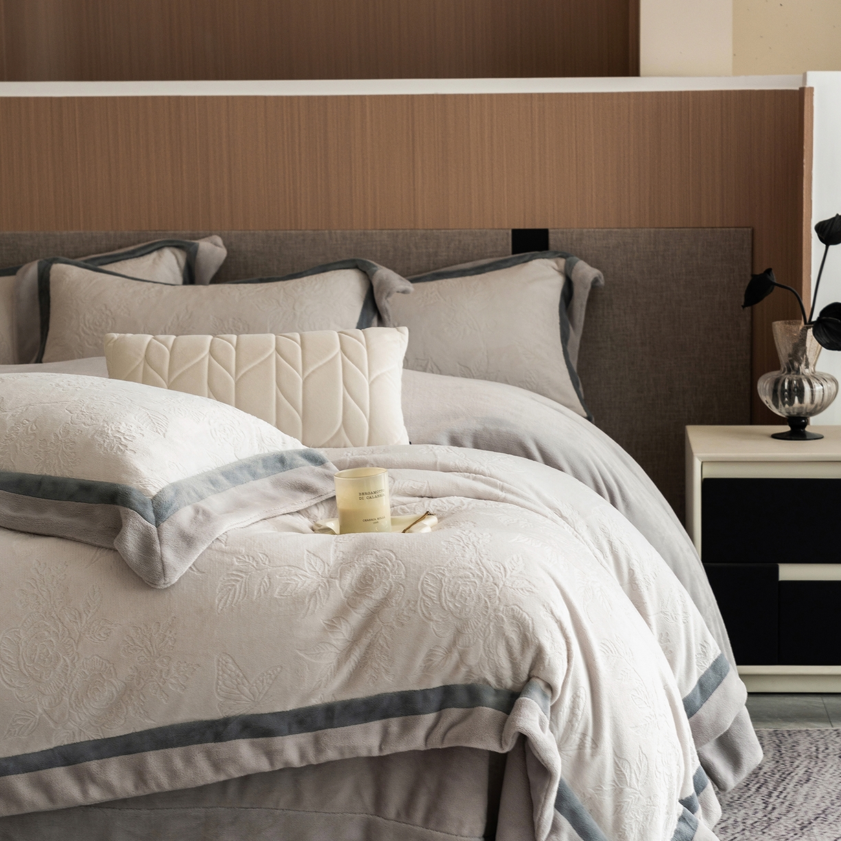 91家纺网 家纺一手货源 找家纺 瑞雪家居 2025新款亲肤舒适牛奶绒四件套-繁花系列 繁花-珍珠白