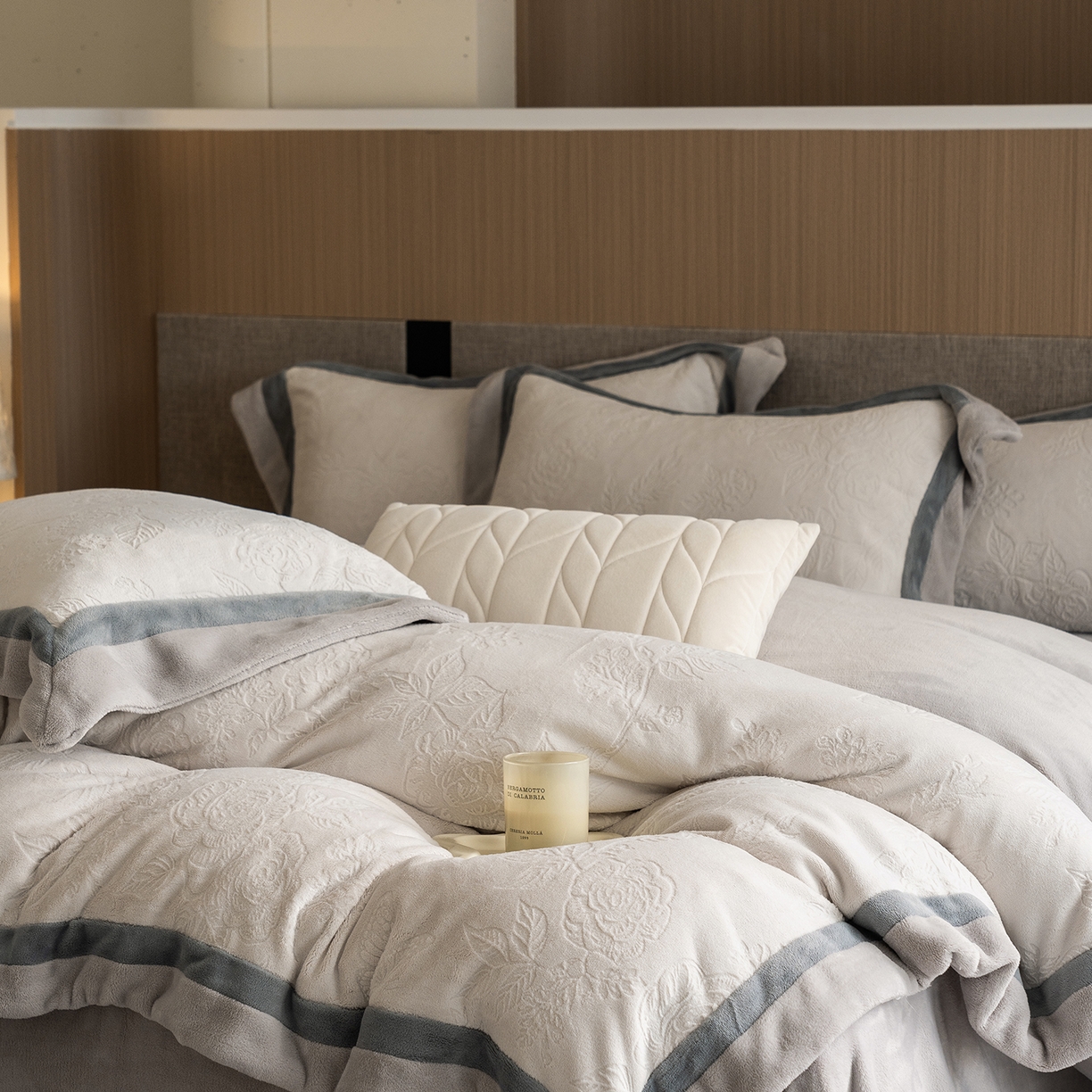 91家纺网 家纺一手货源 找家纺 瑞雪家居 2025新款亲肤舒适牛奶绒四件套-繁花系列 繁花-珍珠白