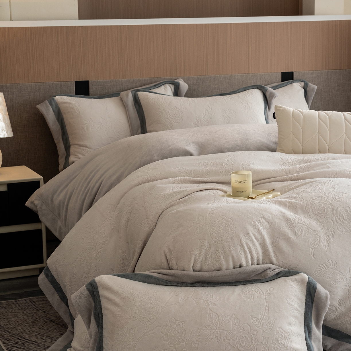 91家纺网 家纺一手货源 找家纺 瑞雪家居 2025新款亲肤舒适牛奶绒四件套-繁花系列 繁花-珍珠白