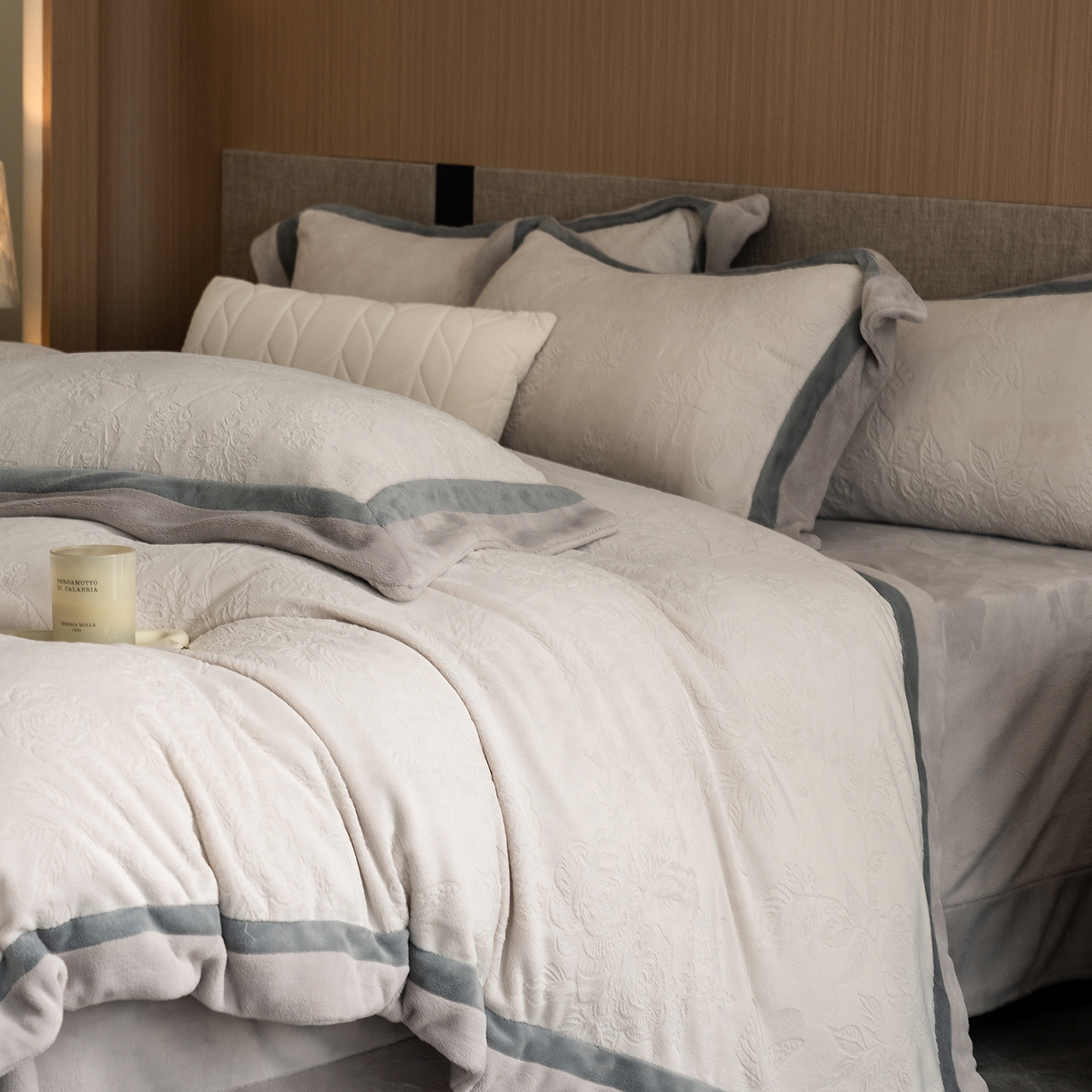 91家纺网 家纺一手货源 找家纺 瑞雪家居 2025新款亲肤舒适牛奶绒四件套-繁花系列 繁花-珍珠白