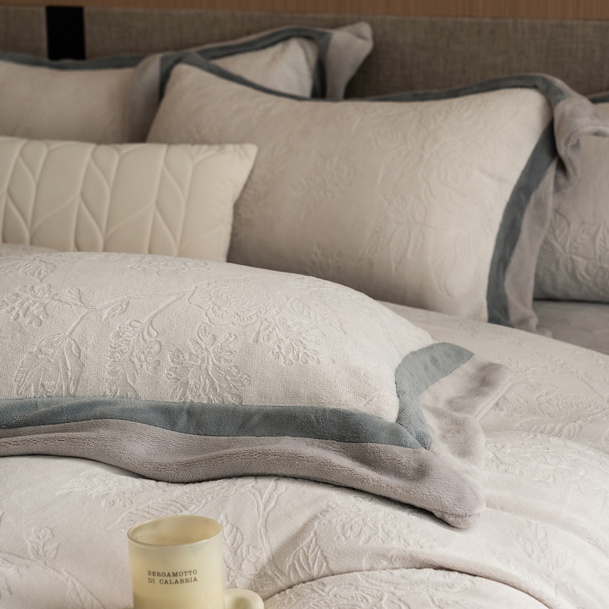 91家纺网 家纺一手货源 找家纺 瑞雪家居 2025新款亲肤舒适牛奶绒四件套-繁花系列 繁花-珍珠白