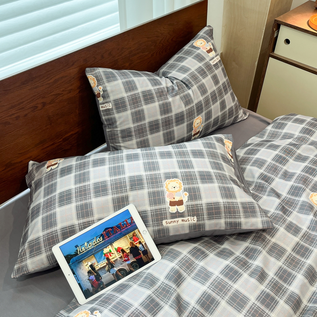 91家纺网 家纺一手货源 找家纺 小叮当家纺仓储工厂店 2025新款提供买家秀爆款花型不断货美拉德卡通全棉纯棉磨毛四件套 小萌狮