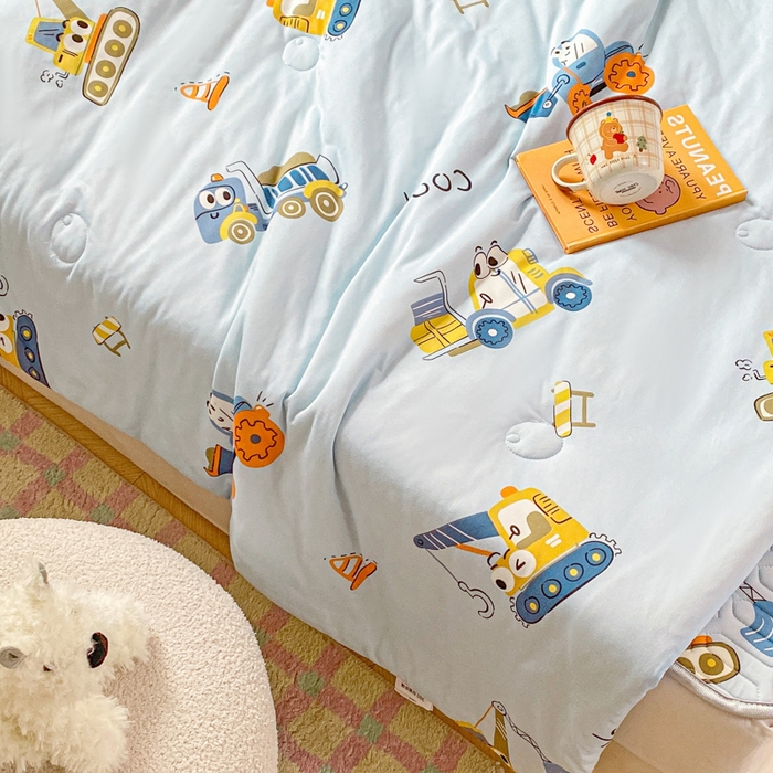 91家纺网 家纺一手货源 找家纺 小叮当家纺仓储工厂店 2025年新款A类母婴级宝宝被子豆豆绒牛奶针织棉被子儿童被子豆豆被大豆被春秋 牛奶针织被-工程车