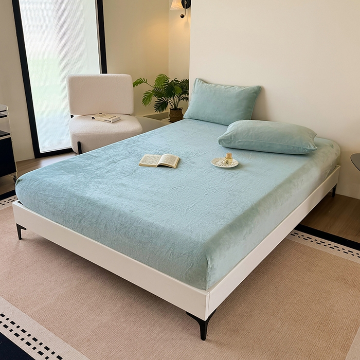 91家纺网 家纺一手货源 找家纺 卢赛尔 2025新款230g高克重纯色牛奶绒床笠单品-米兰系列 米兰-天青色