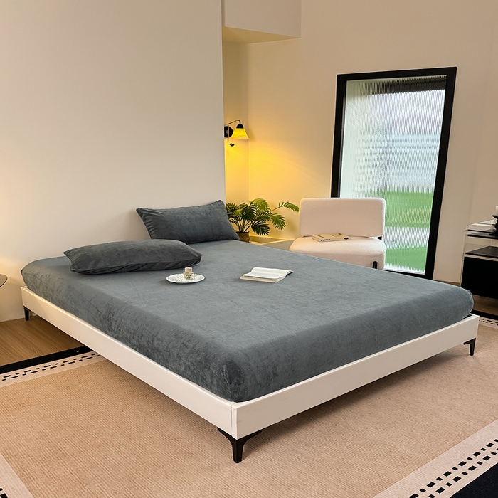 91家纺网 家纺一手货源 找家纺 卢赛尔 2025新款230g高克重纯色牛奶绒床笠单品-米兰系列 米兰-深空灰