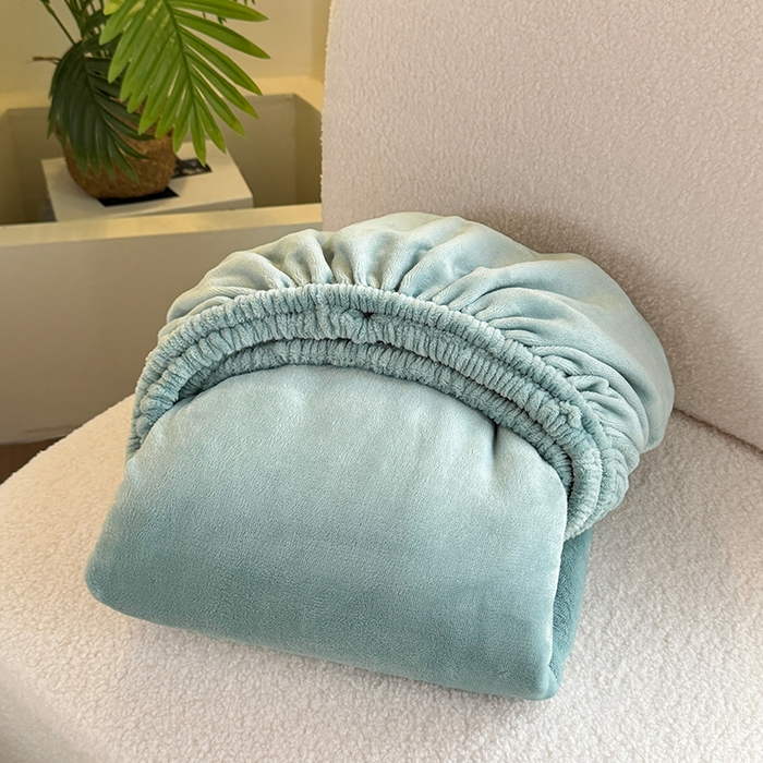 91家纺网 家纺一手货源 找家纺 卢赛尔 2025新款230g高克重纯色牛奶绒床笠单品-米兰系列 米兰-天青色