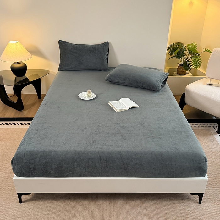 91家纺网 家纺一手货源 找家纺 卢赛尔 2025新款230g高克重纯色牛奶绒床笠单品-米兰系列 米兰-深空灰