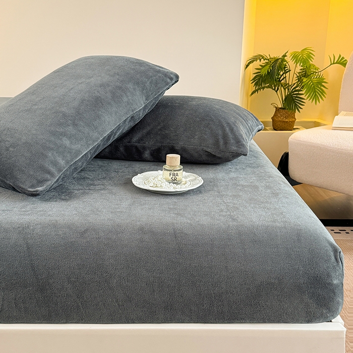 91家纺网 家纺一手货源 找家纺 卢赛尔 2025新款230g高克重纯色牛奶绒床笠单品-米兰系列 米兰-深空灰