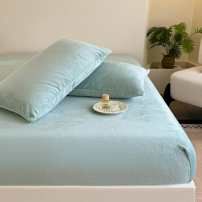 91家纺网 家纺一手货源 找家纺 卢赛尔 2025新款230g高克重纯色牛奶绒床笠单品-米兰系列 米兰-天青色