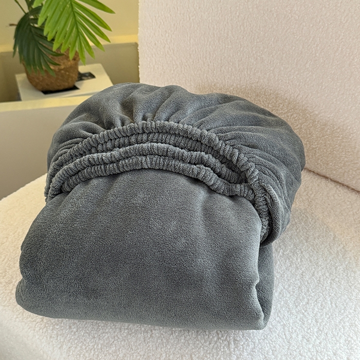 91家纺网 家纺一手货源 找家纺 卢赛尔 2025新款230g高克重纯色牛奶绒床笠单品-米兰系列 米兰-深空灰