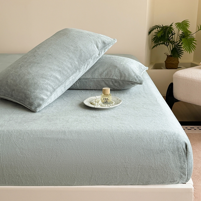 91家纺网 家纺一手货源 找家纺 卢赛尔 2025新款230g高克重纯色牛奶绒床笠单品-米兰系列 米兰-淡雅灰