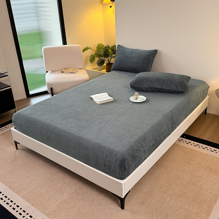 91家纺网 家纺一手货源 找家纺 卢赛尔 2025新款230g高克重纯色牛奶绒床笠单品-米兰系列 米兰-深空灰