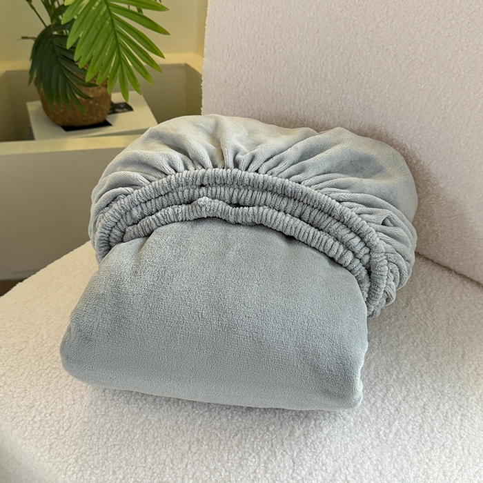 91家纺网 家纺一手货源 找家纺 卢赛尔 2025新款230g高克重纯色牛奶绒床笠单品-米兰系列 米兰-淡雅灰