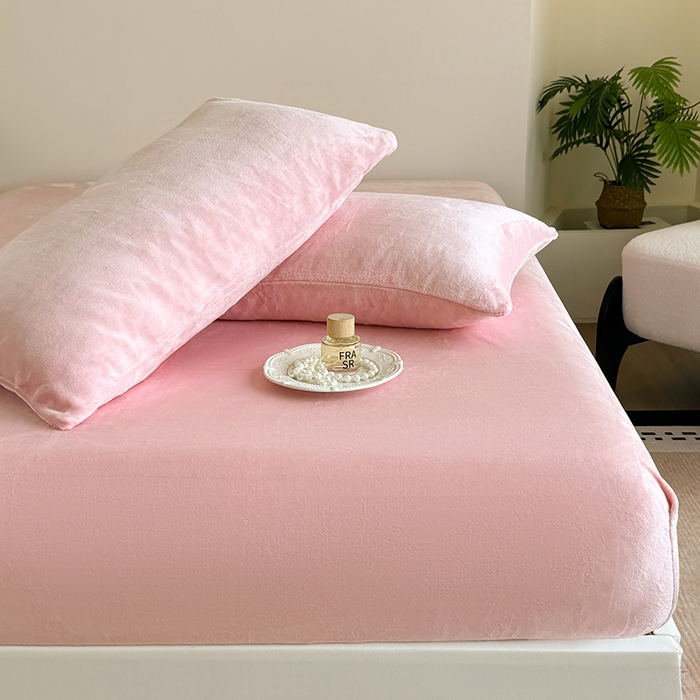 91家纺网 家纺一手货源 找家纺 卢赛尔 2025新款230g高克重纯色牛奶绒床笠单品-米兰系列 米兰-桃粉色