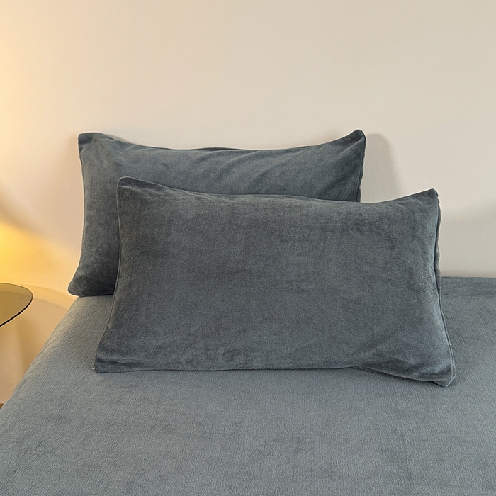 91家纺网 家纺一手货源 找家纺 卢赛尔 2025新款230g高克重纯色牛奶绒床笠单品-米兰系列 米兰-深空灰