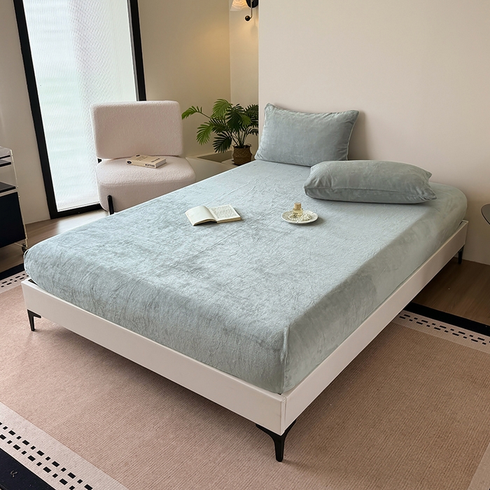 91家纺网 家纺一手货源 找家纺 卢赛尔 2025新款230g高克重纯色牛奶绒床笠单品-米兰系列 米兰-淡雅灰