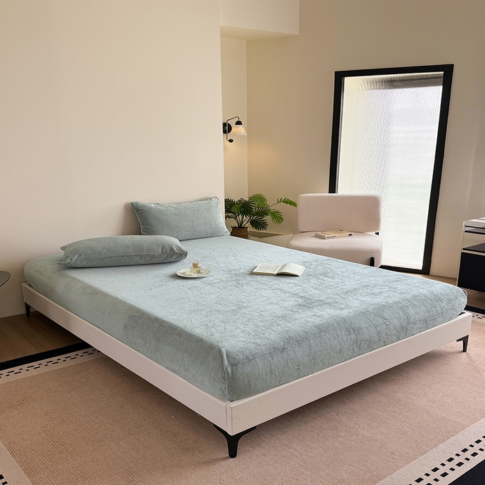 91家纺网 家纺一手货源 找家纺 卢赛尔 2025新款230g高克重纯色牛奶绒床笠单品-米兰系列 米兰-淡雅灰