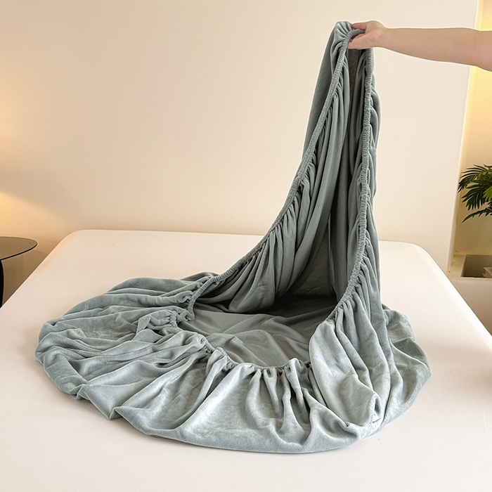 91家纺网 家纺一手货源 找家纺 卢赛尔 2025新款230g高克重纯色牛奶绒床笠单品-米兰系列 米兰-淡雅灰