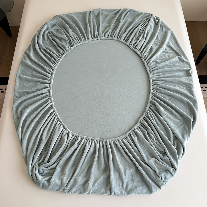 91家纺网 家纺一手货源 找家纺 卢赛尔 2025新款230g高克重纯色牛奶绒床笠单品-米兰系列 米兰-淡雅灰