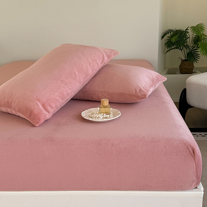 91家纺网 家纺一手货源 找家纺 卢赛尔 2025新款230g高克重纯色牛奶绒床笠单品-米兰系列 米兰-藕粉玉