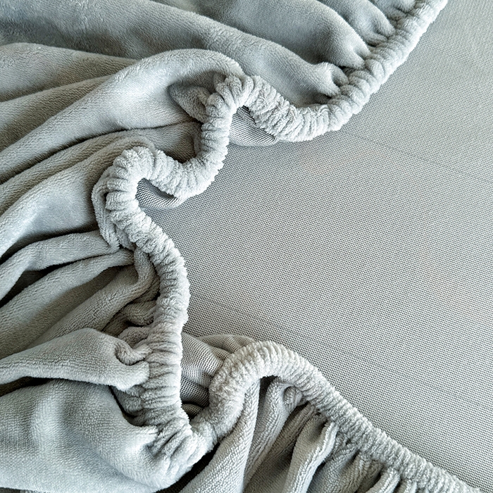 91家纺网 家纺一手货源 找家纺 卢赛尔 2025新款230g高克重纯色牛奶绒床笠单品-米兰系列 米兰-淡雅灰