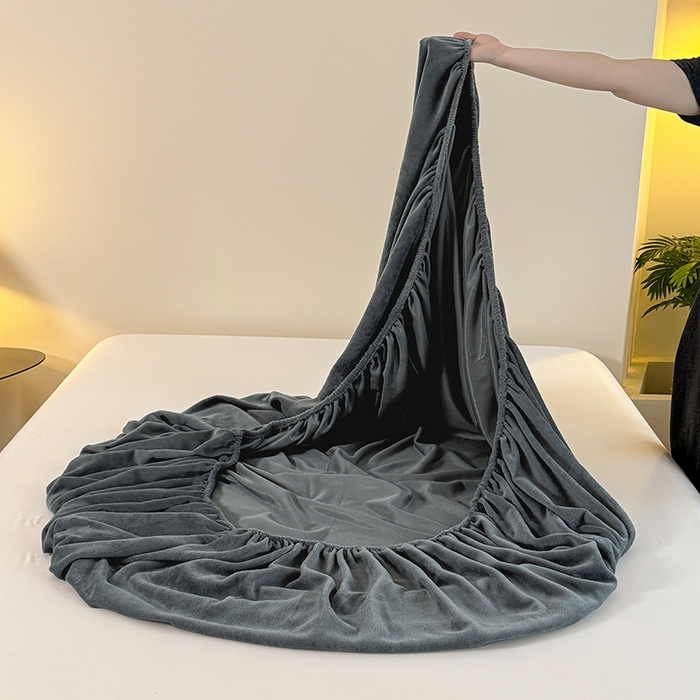 91家纺网 家纺一手货源 找家纺 卢赛尔 2025新款230g高克重纯色牛奶绒床笠单品-米兰系列 米兰-深空灰