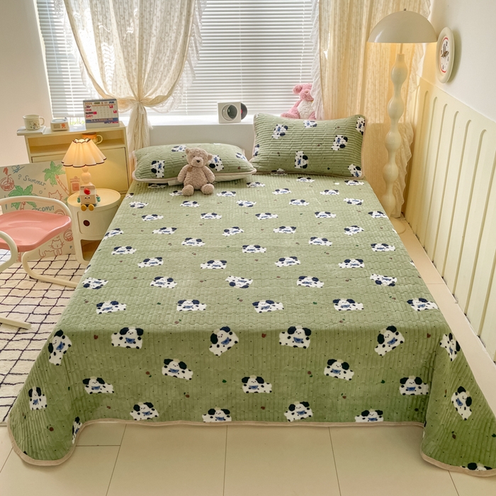 91家纺网 家纺一手货源 找家纺 云玲时尚 2025新款高克重牛奶绒印花夹棉床盖 假日小狗