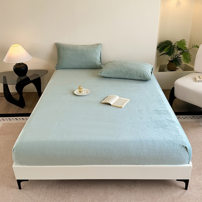 91家纺网 家纺一手货源 找家纺 卢赛尔 2025新款230g高克重纯色牛奶绒床笠单品-米兰系列 米兰-天青色