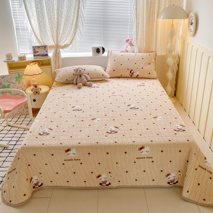 91家纺网 家纺一手货源 找家纺 云玲时尚 2025新款高克重牛奶绒印花夹棉床盖 凯蒂乐园