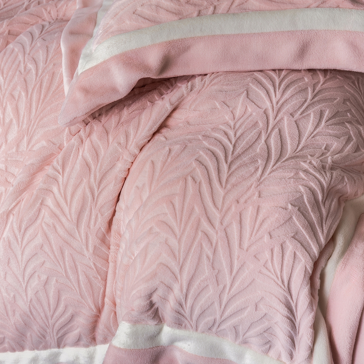 91家纺网 家纺一手货源 找家纺 （总）瑞雪家居 2025新款亲肤舒适牛奶绒四件套-榈叶系列