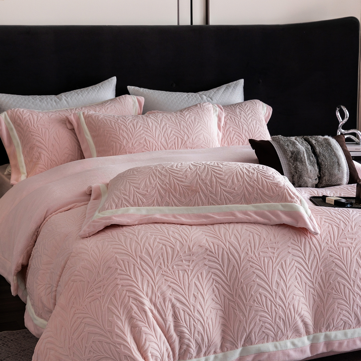 91家纺网 家纺一手货源 找家纺 瑞雪家居 2025新款亲肤舒适牛奶绒四件套-榈叶系列 榈叶-豆蔻粉