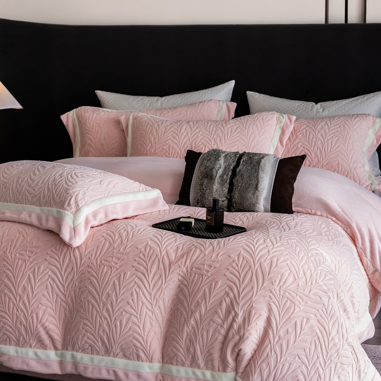 91家纺网 家纺一手货源 找家纺 瑞雪家居 2025新款亲肤舒适牛奶绒四件套-榈叶系列 榈叶-豆蔻粉