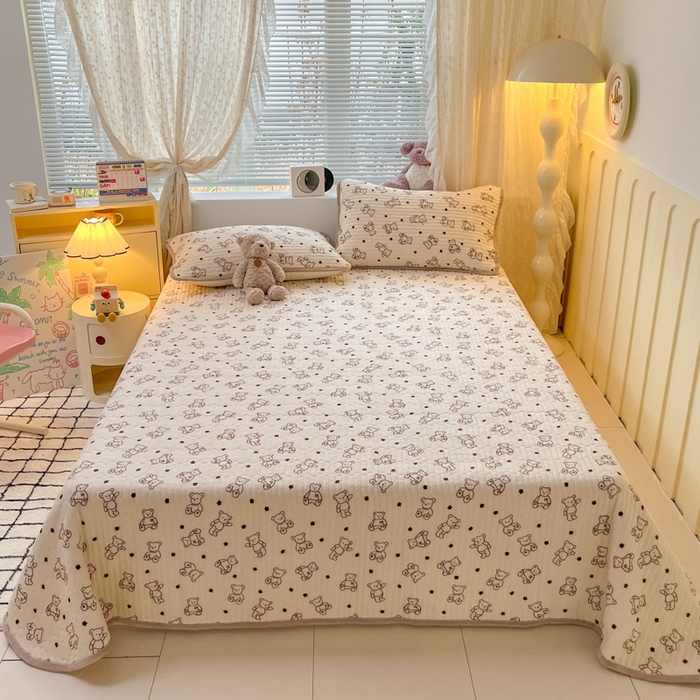 91家纺网 家纺一手货源 找家纺 云玲时尚 2025新款高克重牛奶绒印花夹棉床盖 曲奇小熊