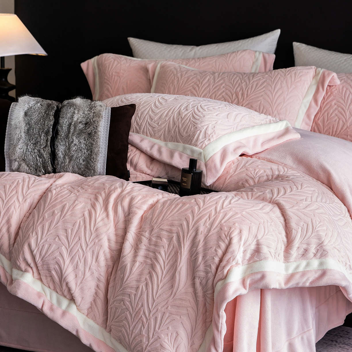 91家纺网 家纺一手货源 找家纺 瑞雪家居 2025新款亲肤舒适牛奶绒四件套-榈叶系列 榈叶-豆蔻粉