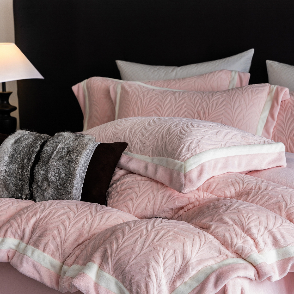 91家纺网 家纺一手货源 找家纺 瑞雪家居 2025新款亲肤舒适牛奶绒四件套-榈叶系列 榈叶-豆蔻粉