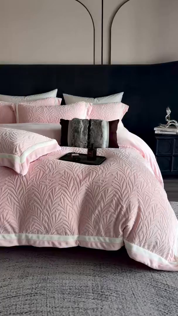 91家纺网 家纺一手货源 找家纺 瑞雪家居 2025新款亲肤舒适牛奶绒四件套-榈叶系列 榈叶-豆蔻粉