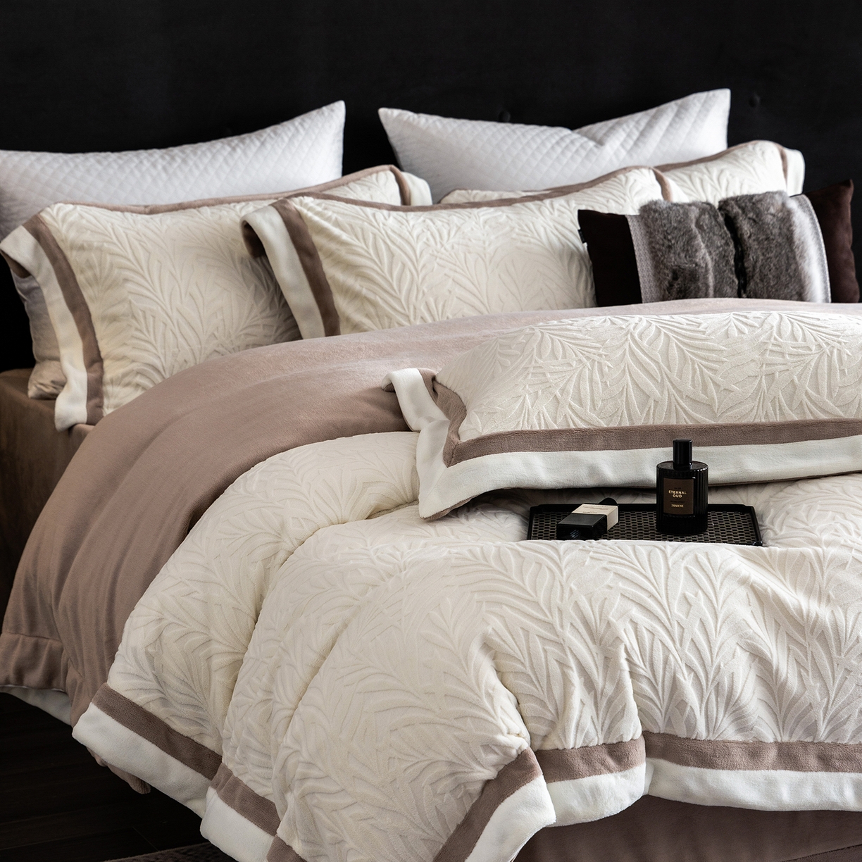 91家纺网 家纺一手货源 找家纺 瑞雪家居 2025新款亲肤舒适牛奶绒四件套-榈叶系列 榈叶-米月白