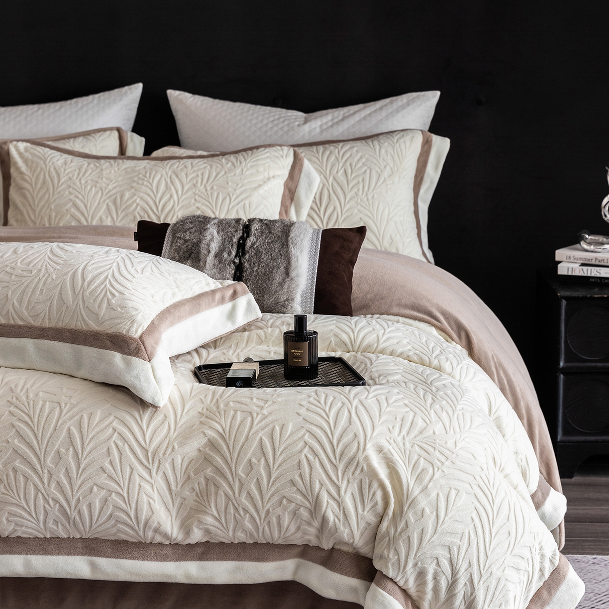 91家纺网 家纺一手货源 找家纺 瑞雪家居 2025新款亲肤舒适牛奶绒四件套-榈叶系列 榈叶-米月白