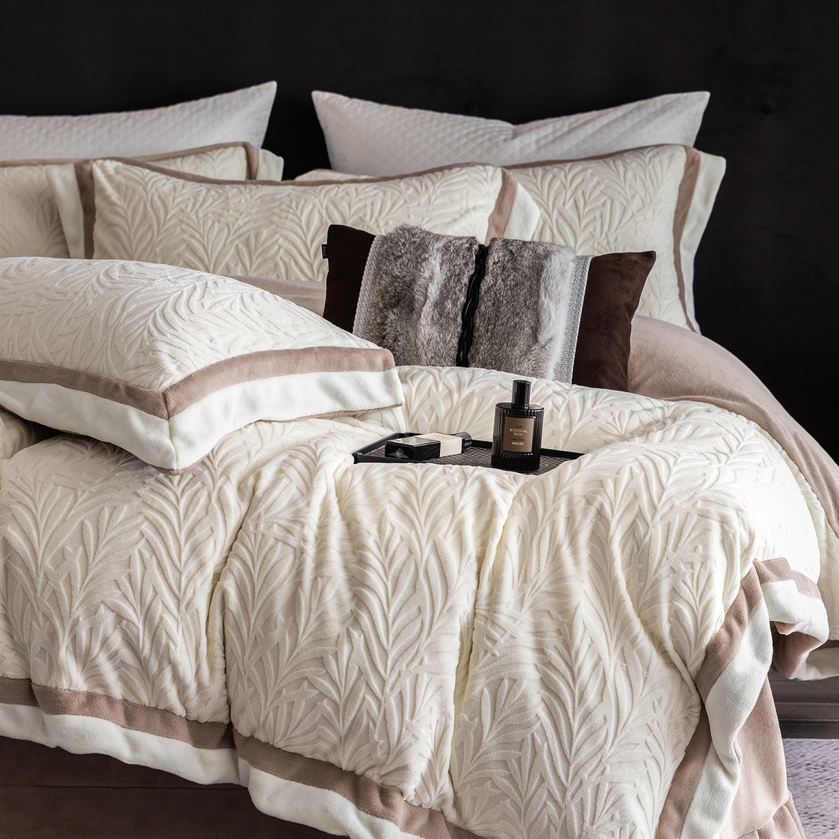 91家纺网 家纺一手货源 找家纺 瑞雪家居 2025新款亲肤舒适牛奶绒四件套-榈叶系列 榈叶-米月白