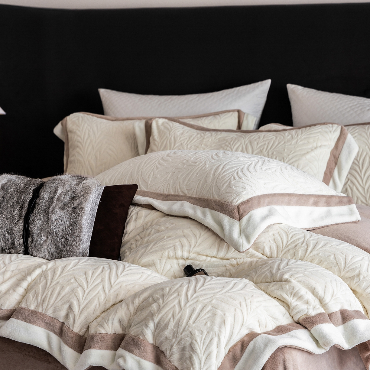 91家纺网 家纺一手货源 找家纺 瑞雪家居 2025新款亲肤舒适牛奶绒四件套-榈叶系列 榈叶-米月白