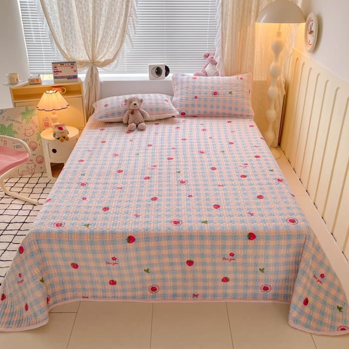 91家纺网 家纺一手货源 找家纺 云玲时尚 2025新款高克重牛奶绒印花夹棉床盖 小草莓