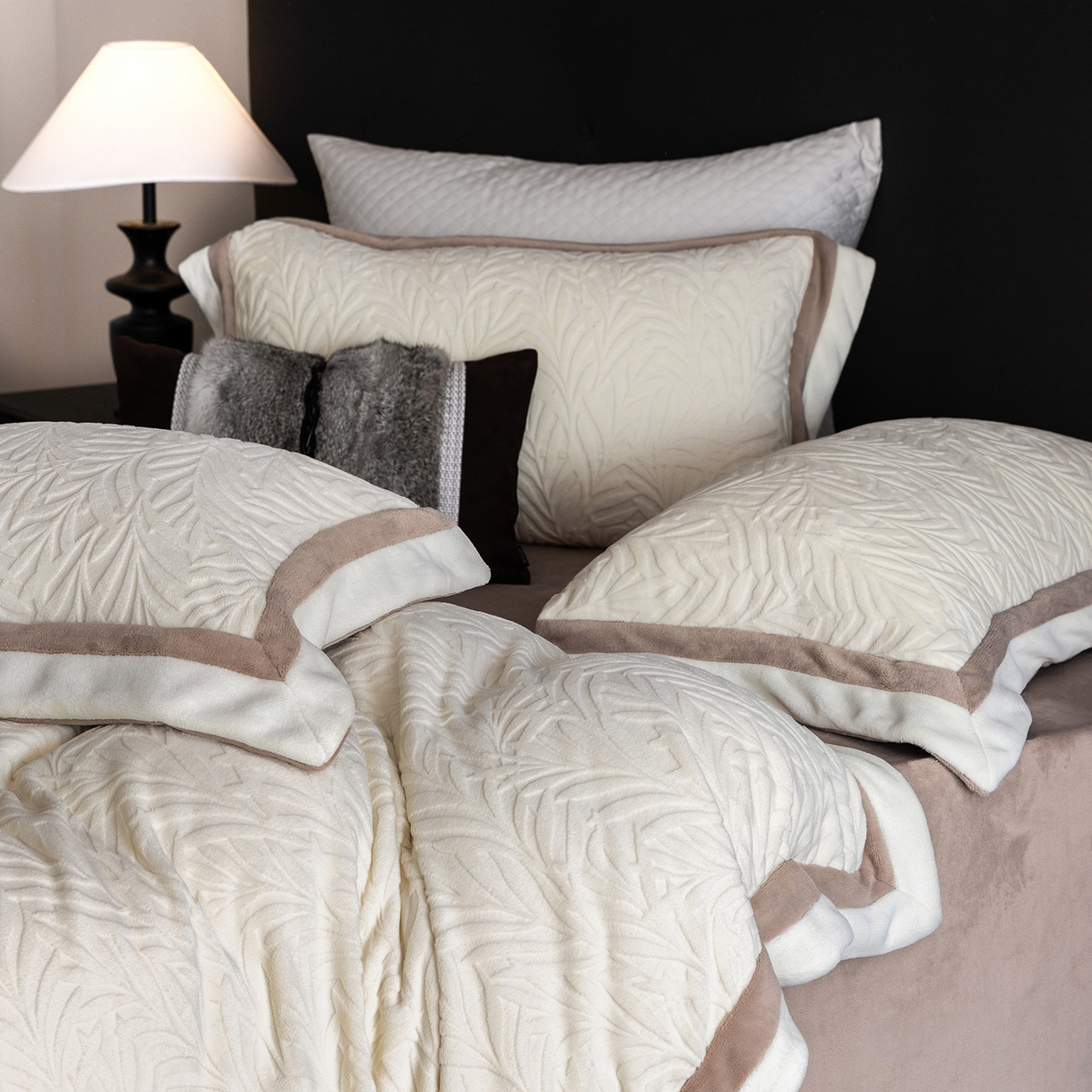 91家纺网 家纺一手货源 找家纺 瑞雪家居 2025新款亲肤舒适牛奶绒四件套-榈叶系列 榈叶-米月白