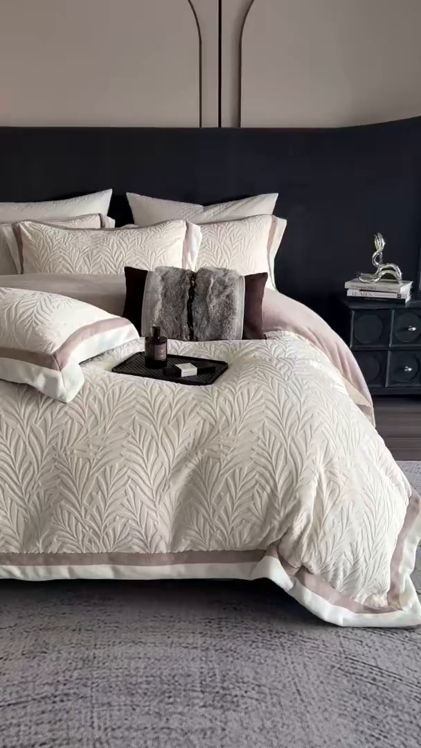 91家纺网 家纺一手货源 找家纺 瑞雪家居 2025新款亲肤舒适牛奶绒四件套-榈叶系列 榈叶-米月白